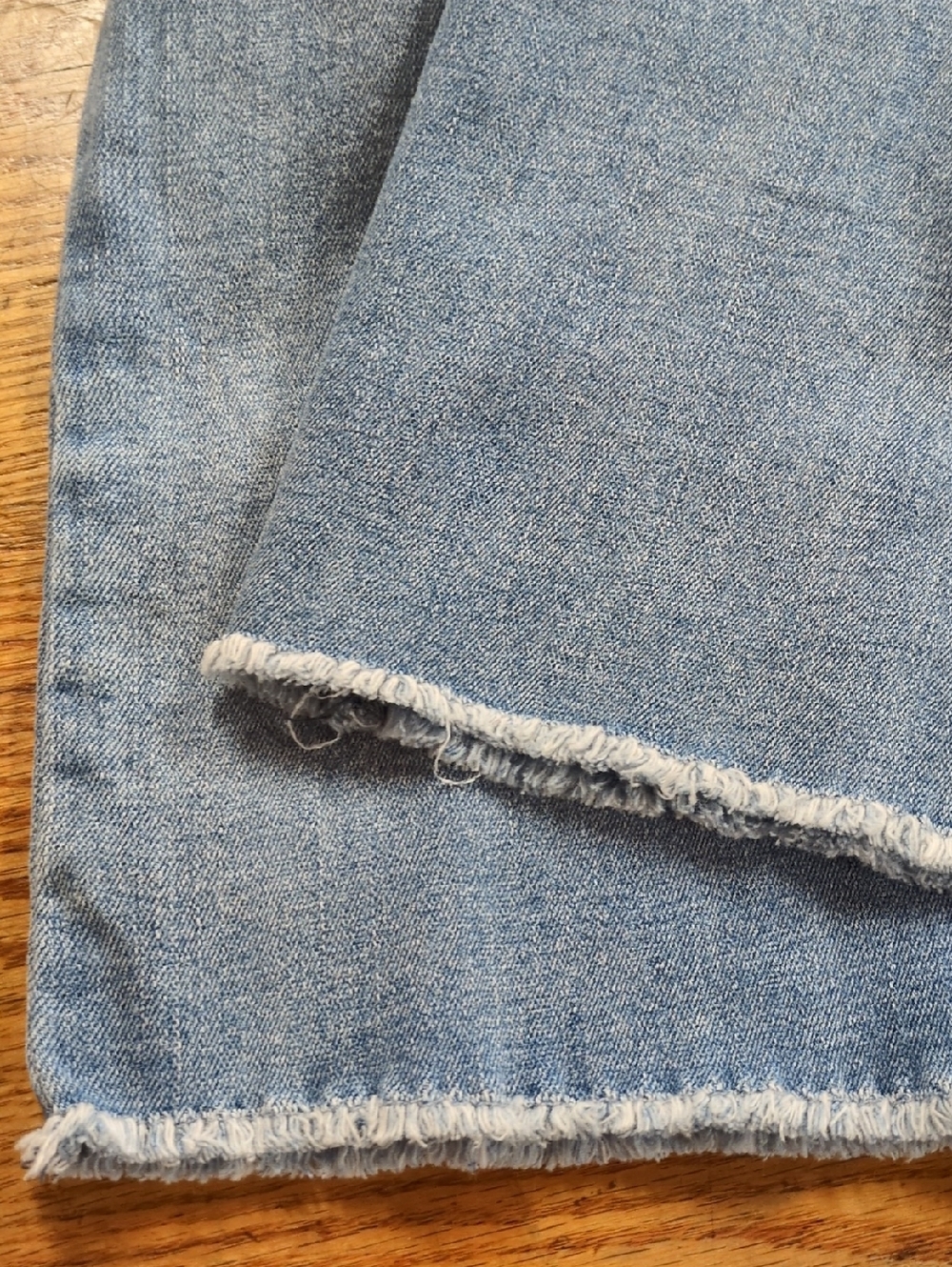 Democracy Light Wash Crop Jeans Size 10 - Picture 7 of 8